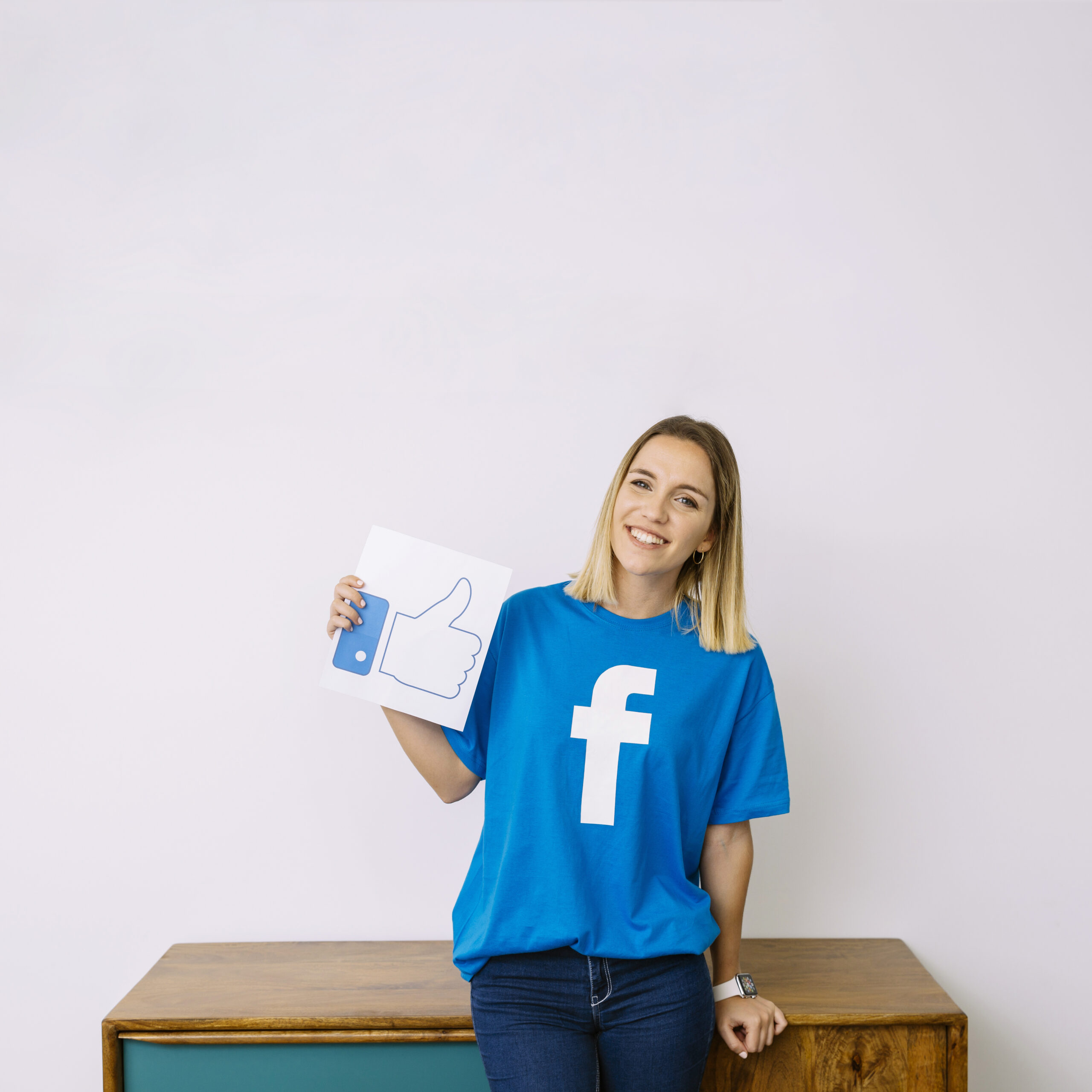 Дівчина у футболці Facebook 