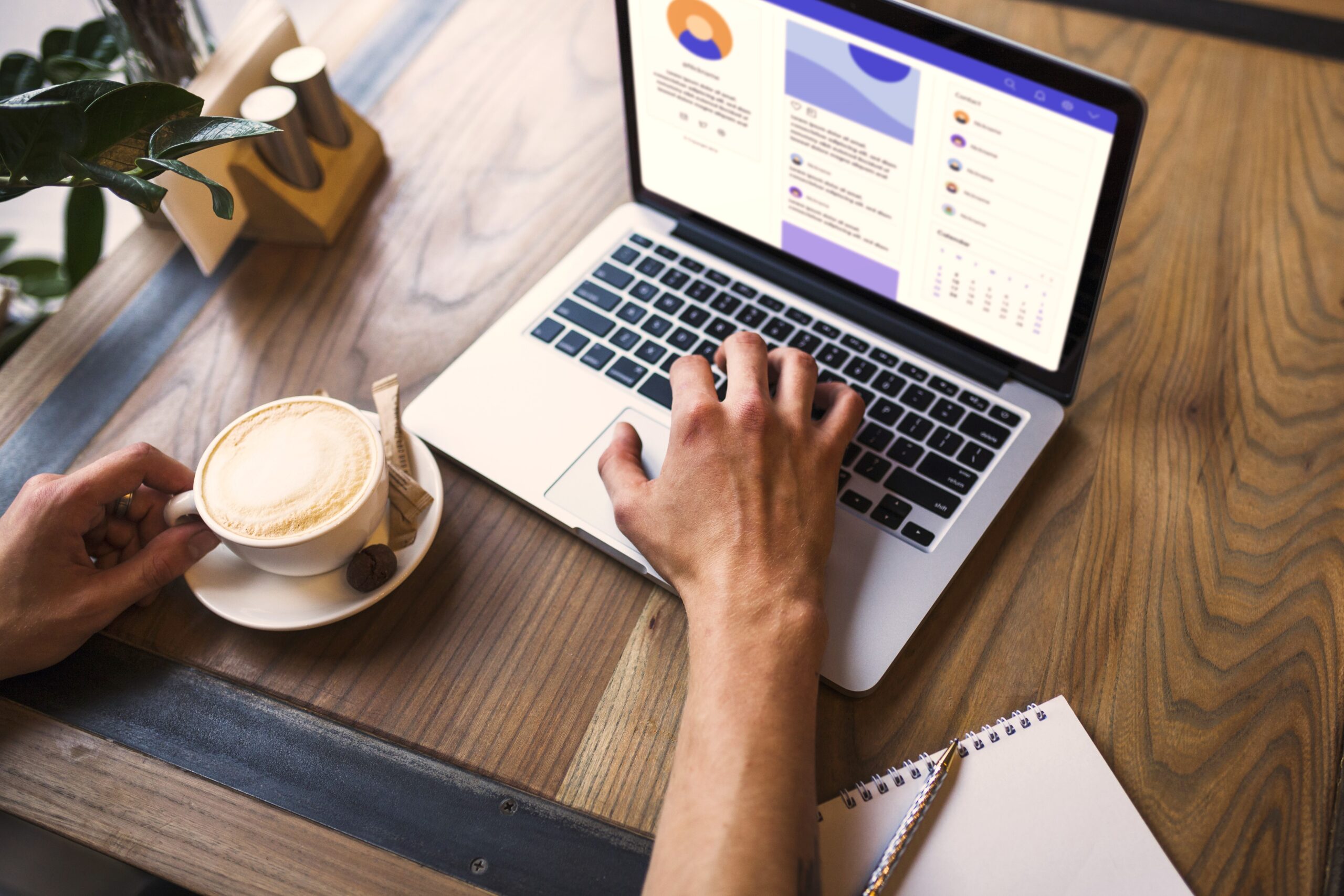 Людина працює в кав'ярні за ноутбуком 