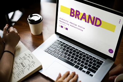 Фото ноутбуку з написом "Brand" на екрані