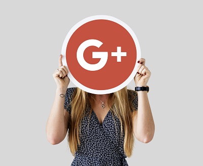 ДІвчина тримає логотип G+