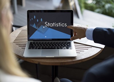 Ноутбук на столі з написом "Statistics" на екрані 