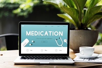 ноутбук з написом "Medication" на екрані